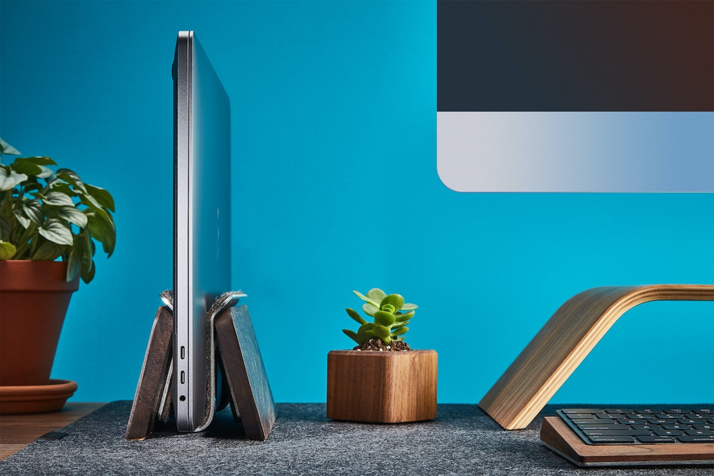 Stand vertical para computador de madera